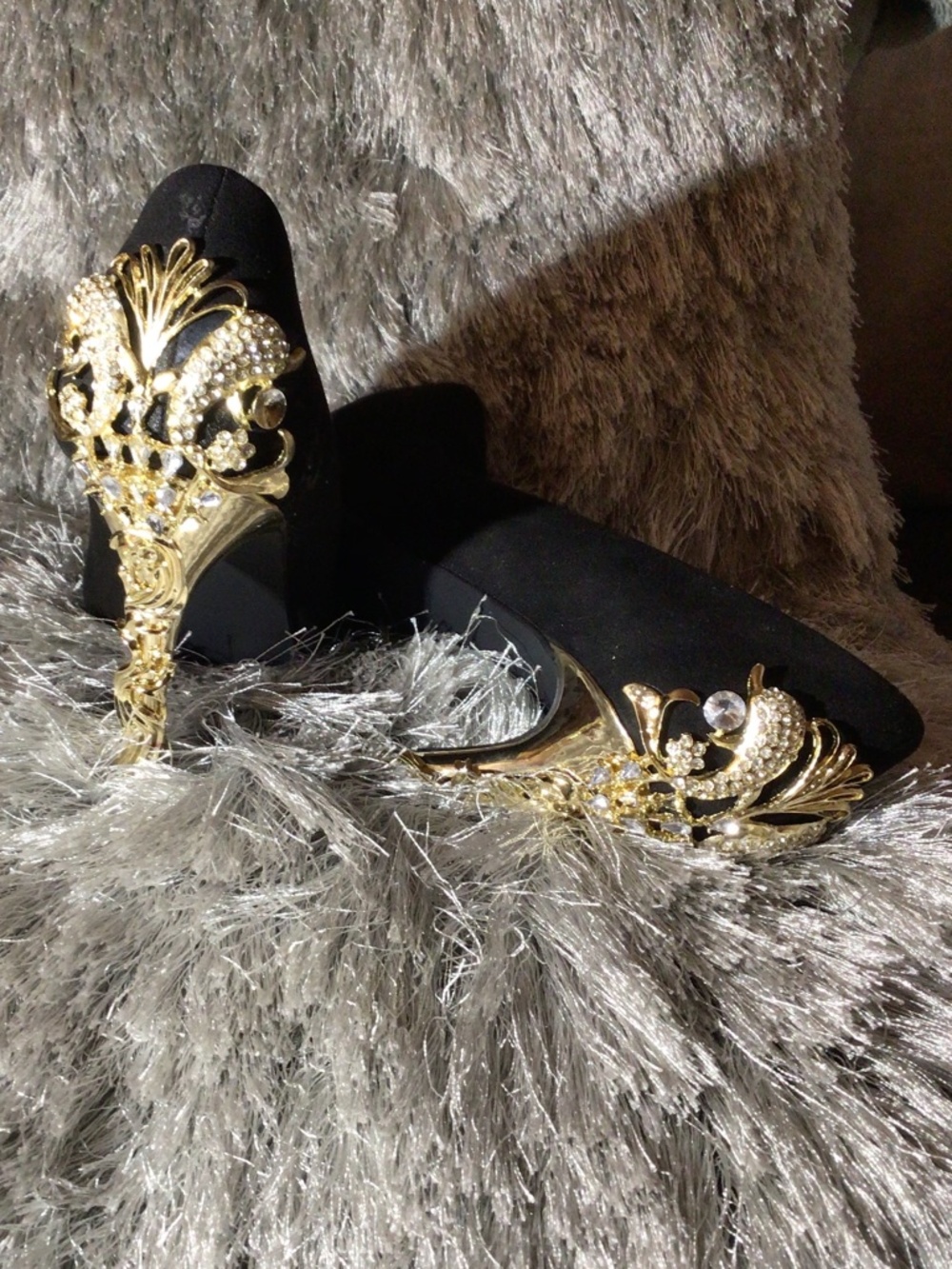 Black pointed toe Satin suede golden rose emblemed heel shoe - Picture 9 of 13